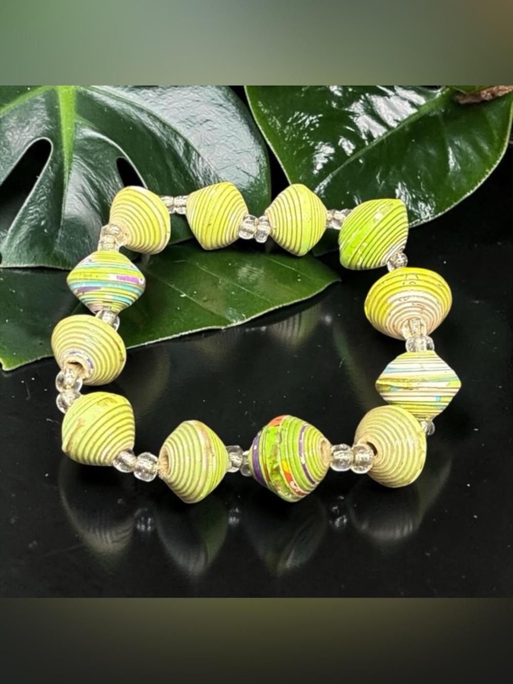 🏷️‼️5/$25🏷️‼️💚Handmade Lime Green & Multicolored Paper Bead Stretch Bracelet/EUC